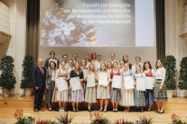 Personengruppe auf einer Bühne