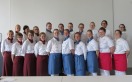 Vier Schüler mit Cocktailgläsern