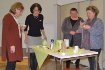 Vier Personen stehen um Tisch