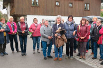 Teilnehmerinnen bei der Führung durch den Hof.