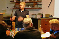 Martin Freiberger spricht zu Zuhörern
