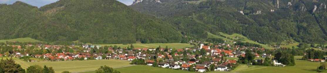 Panoramabild mit Bergen und Ortschaft