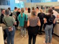 Personen stehen in einem Raum