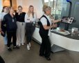 Personen stehen neben einer Kasse