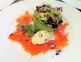 Lachsforellen-Carpaccio mit Salat im Gurkenring