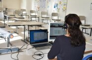 Einsame Lehrkraft im leeren Klassenzimmer