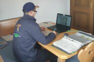 Studierender am Wohnzimmertisch mit Laptop