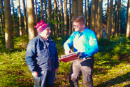Projektbearbeiter Wicht (re.) im Gespräch mit einem Waldbesitzer