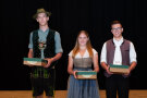 3 Personen stehen nebeneinander