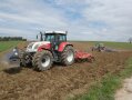 Beide Bearbeitungsschritte auf einem Acker; im Vordergrund: Lohnunternehmer Fischer mit dem Grubber; im Hintergrund Landwirt Josef Linner mit der Walze.