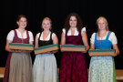 4 Personen stehen nebeneinander