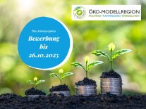 4 Pflänzchen in runden Gefäßen; Button mit Schrift "Bewerbung bis 16.10.2025"
