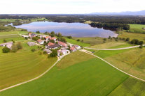 Felder, Siedlung und See aus der Vogelperspektive