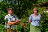 Ehepaar steht im Hofgarten und erklärt.