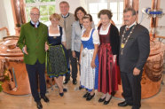 v.l.: Max-Georg Graf von Arco auf Valley mit Gattin Julia Susann Gräfin von Arco auf Valley, Brauereidirektor Georg Reichert, Staatsministerin Ilse Aigner, die bayerische Bierkönigin Lena Hochstraßer, Monica Gräfin von Arco auf Valley und 1. Bürgermeister der Gemeinde Valley Andreas Hallmannsecker.