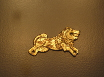 Goldener Löwe auf braunem Hintergrund