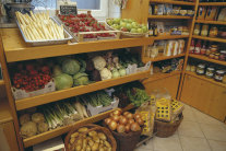 Mit Obst und Gemüse gefüllte Regale eines Dorfladens